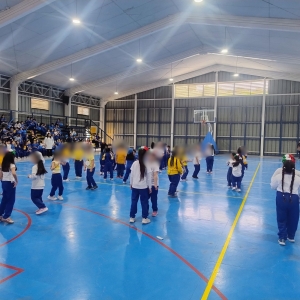 Estudiantes de Primer Ciclo participan en el día de bailes del aniversario